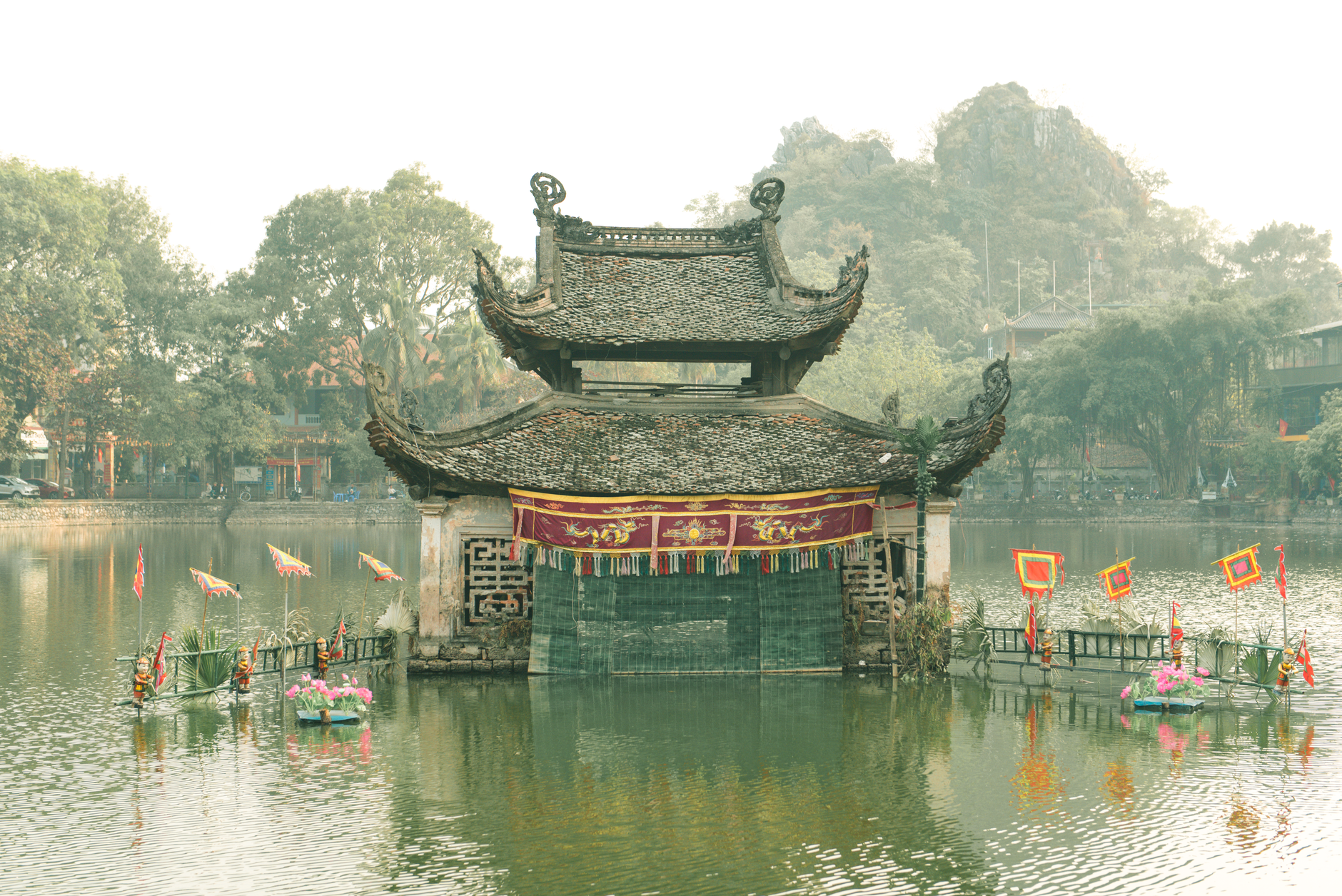 Starożytna świątynia nad jeziorem Hoàn Kiếm w Hanoi