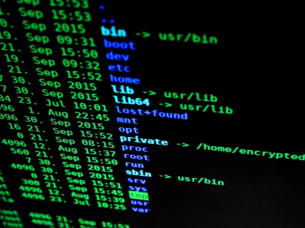 Zbliżenie kolorowego tekstu o cyberbezpieczeństwie na ekranie komputera