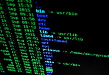 Zbliżenie kolorowego tekstu o cyberbezpieczeństwie na ekranie komputera