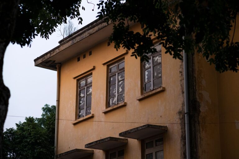 Zabytkowy żółty budynek z tradycyjną architekturą w Hanoi